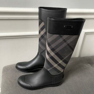 Burberry Womens rain boots size 6 with classic Burberry plaid detail